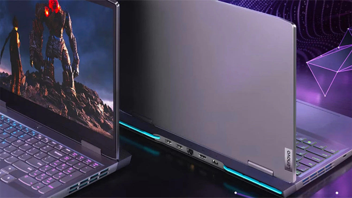 Z&aacute;běr na notebooky Lenovo proti sobě s fialov&yacute;m pozad&iacute;m