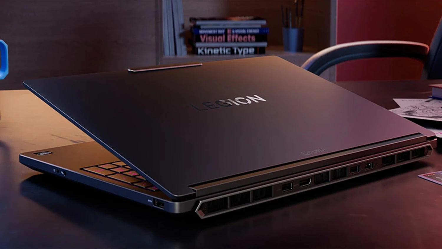 Stůl s hrnkem a pap&iacute;ry vedle notebooku Lenovo