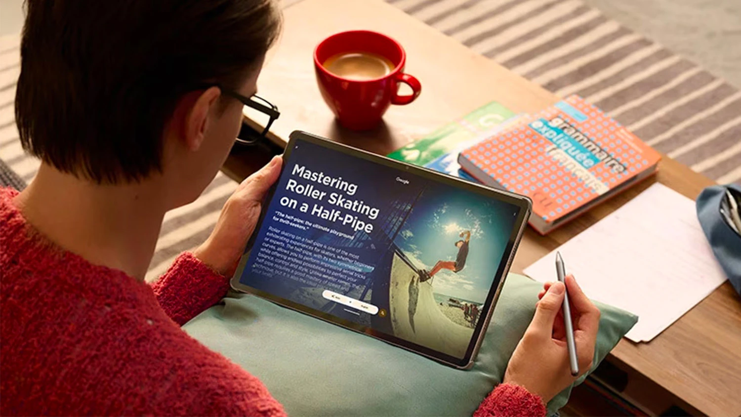 Muž pracující na tabletu Lenovo IdeaTab PRO G2