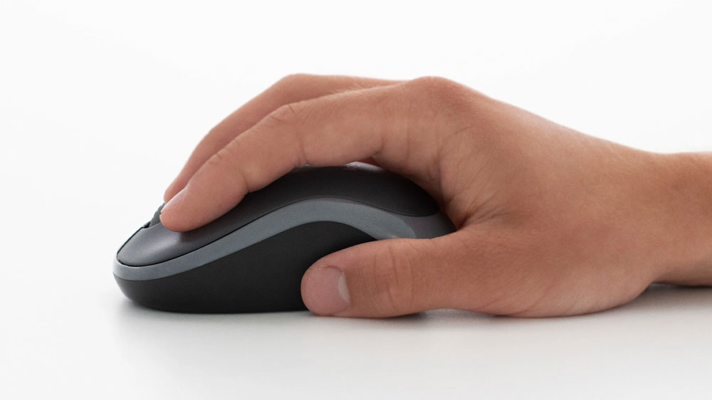 Ruka položená na počítačové myši_02