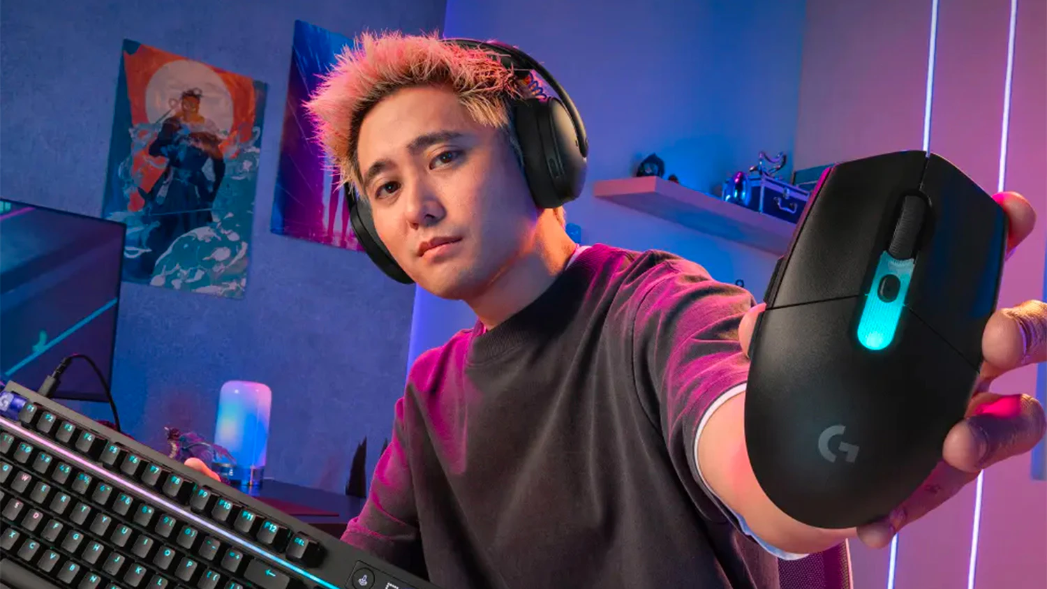 Muž s herní myší Logitech G305 X SUPERLIGHT Black