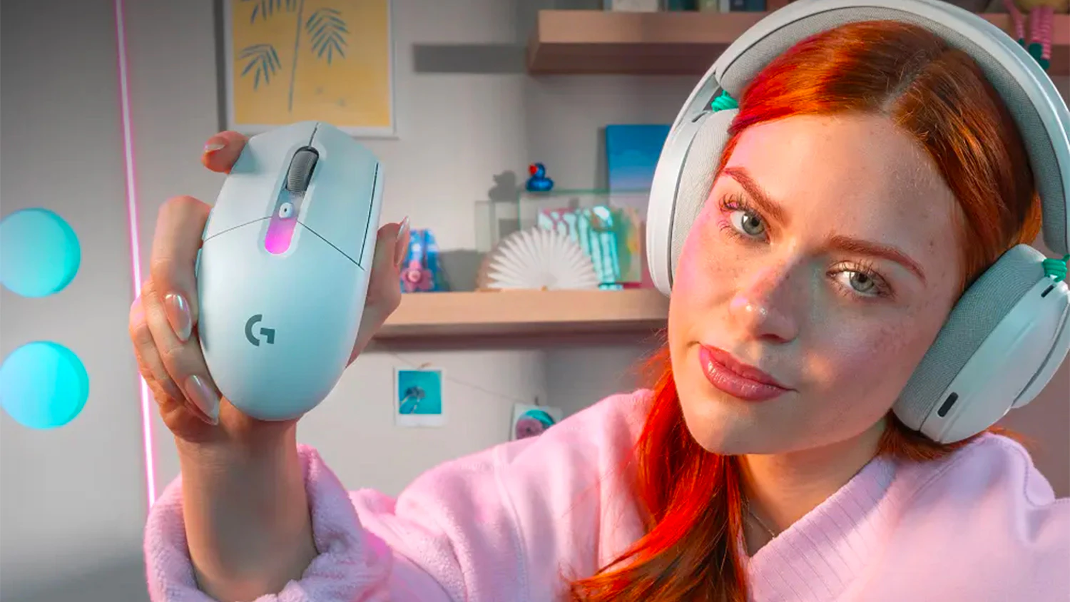 Dívka s herní myší Logitech G305 X SUPERLIGHT White
