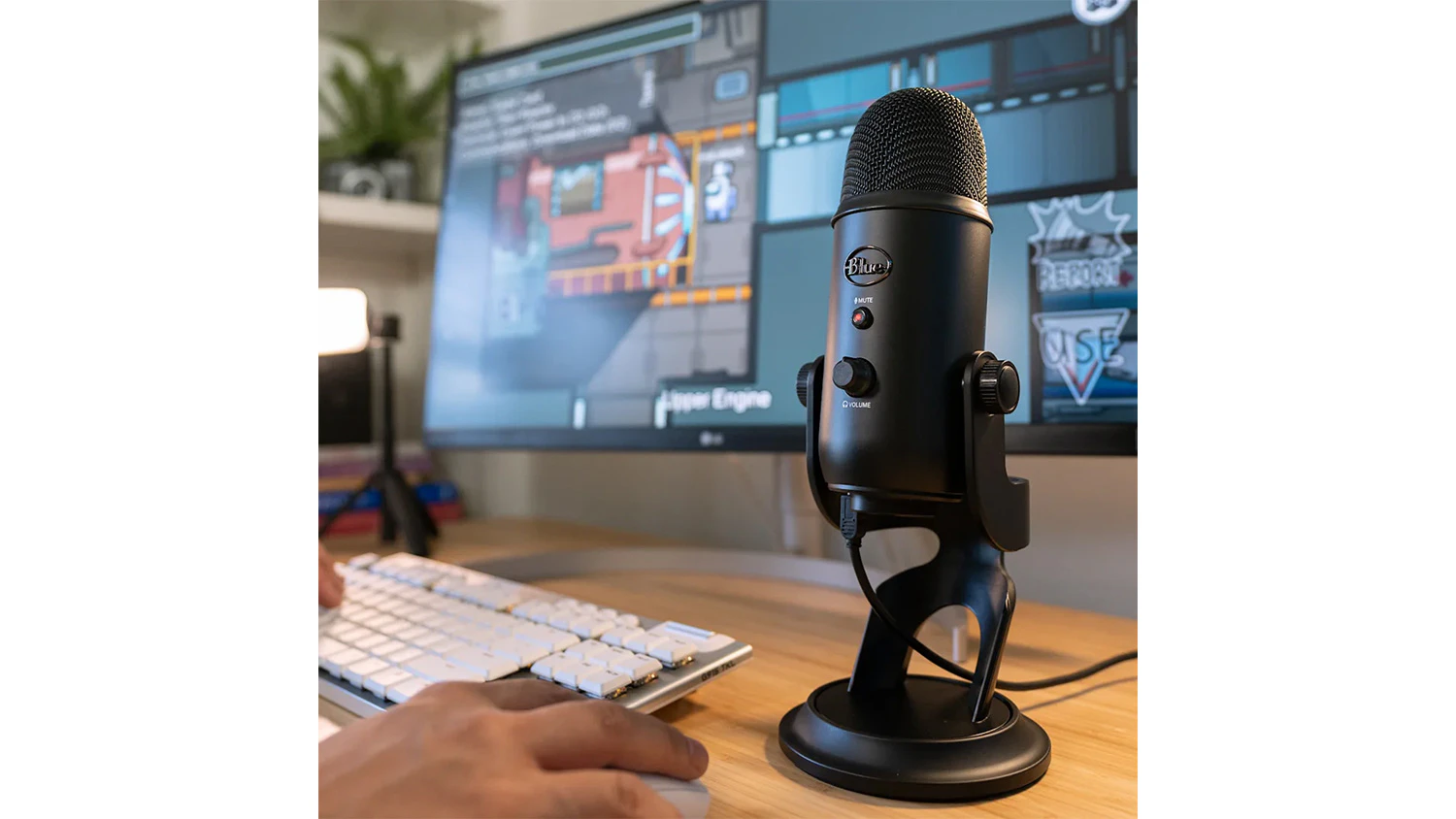 Mikrofon Logitech Yeti Blackout v herním setupu