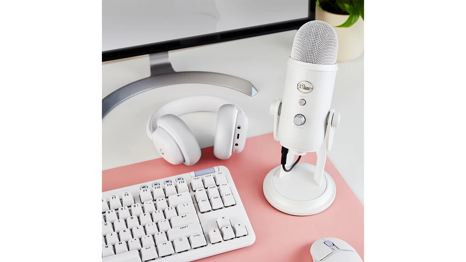 Mikrofon Logitech Yeti Aurora Collection White Mist v herním setupu