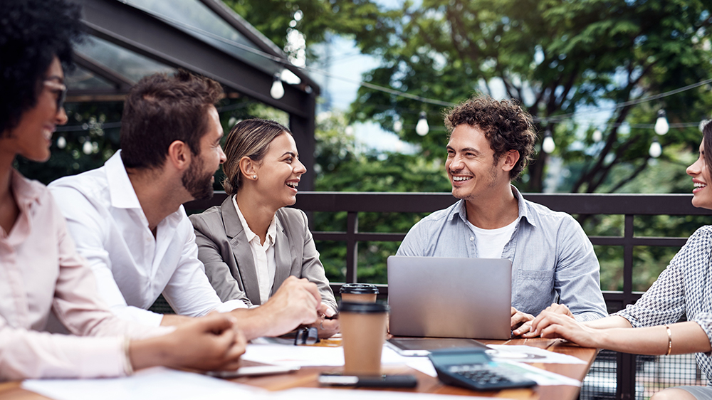 Skupina lidí u stolu na poradě s notebookem_04