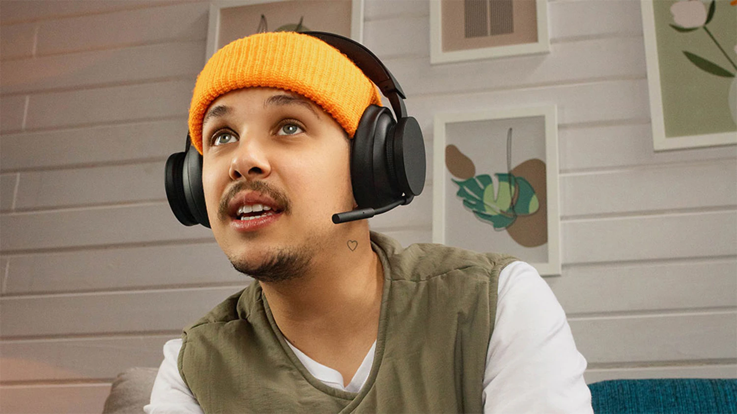 Muž so sl&uacute;chadlami Xbox
