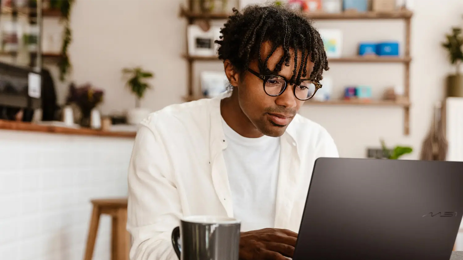 Výbava pro pracovní maraton S předinstalovaným operačním systémem Windows 11 Pro se můžete pustit do práce hned, jak počítač vybalíte z krabice. Nabídne vám jednoduchý multitasking i většinu programů potřebnou pro nejrůznější typy povolání. Pro případ, že budete pracovat až do noci, je notebook vybaven bíle podsvícenou klávesnicí. Všechna svá data i rozpracované projekty pohodlně uložíte na 1TB SSD disk. Pro videohovor je notebook vybavený Full HD webkamerou s redukcí šumu a trojice mikrofonů.