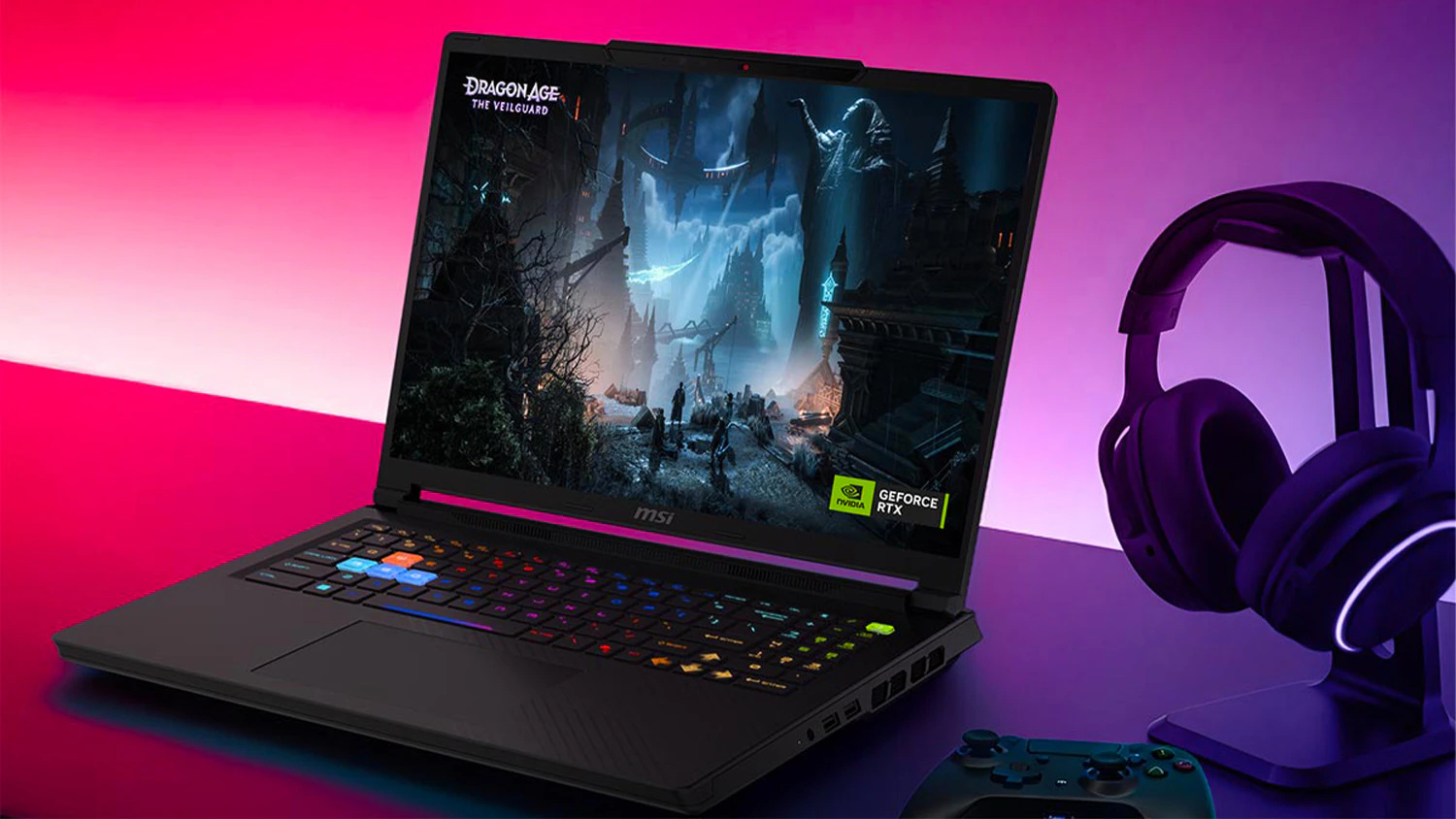 Stůl se sluchátky a ovladačem vedle notebooku MSI