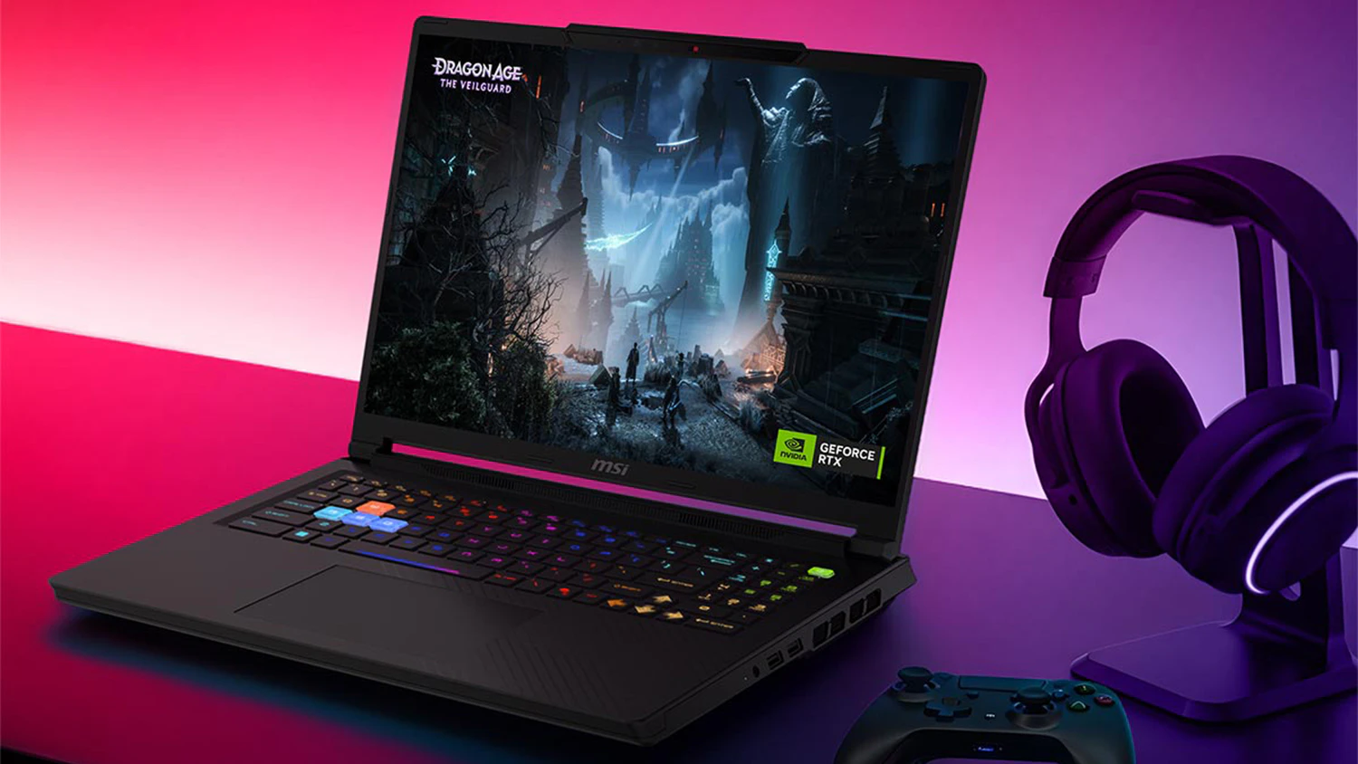 Stůl se sluchátky a ovladačem vedle notebooku MSI