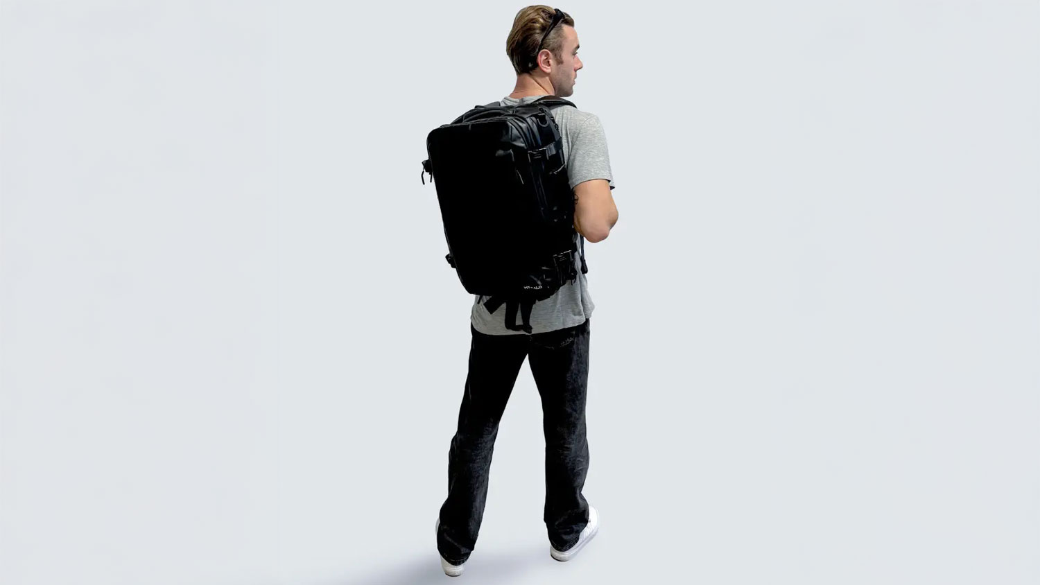 Muž s batohem na notebook MYBALO Traveler 3v1 na z&aacute;dech