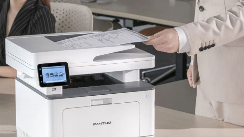Laserová multifunkční tiskárna Pantum BM5100FDW v kanceláři_02