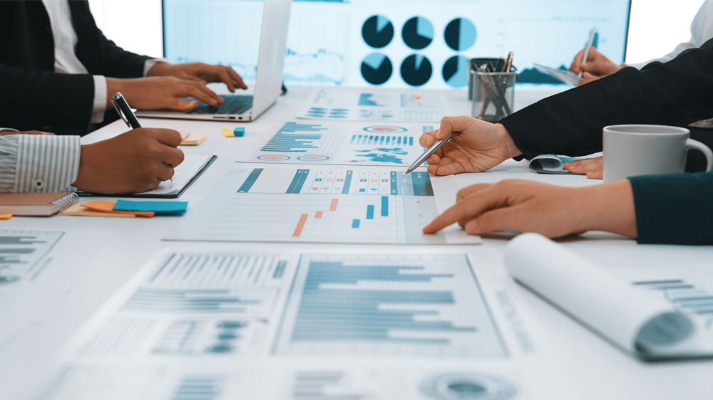 Vytištěné dokumenty rozložené na stole během porady_02