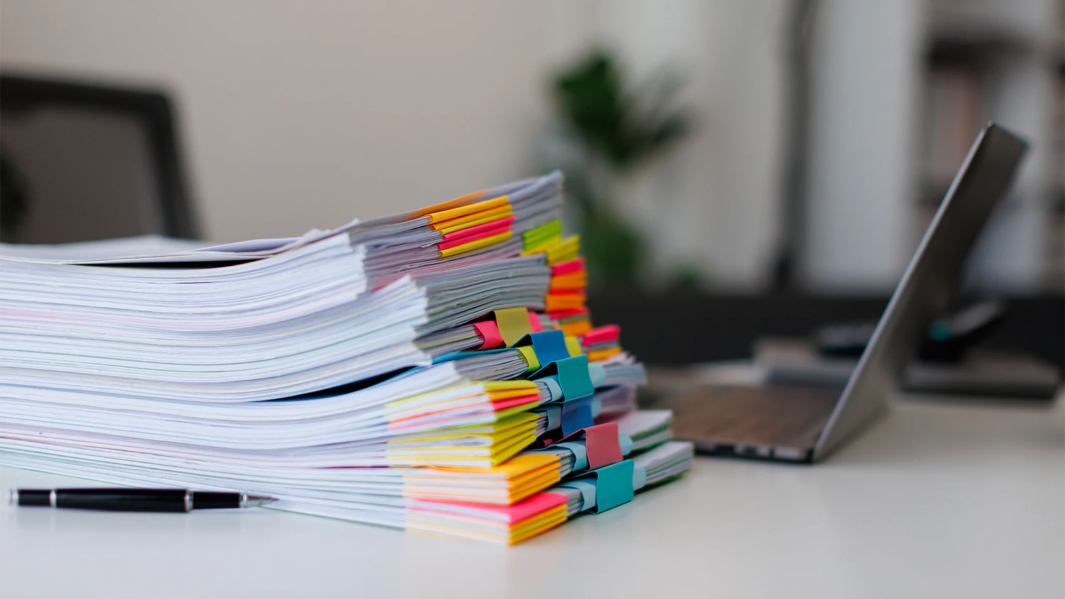 vyti&scaron;těn&eacute; pap&iacute;ry na pracovn&iacute;m stole