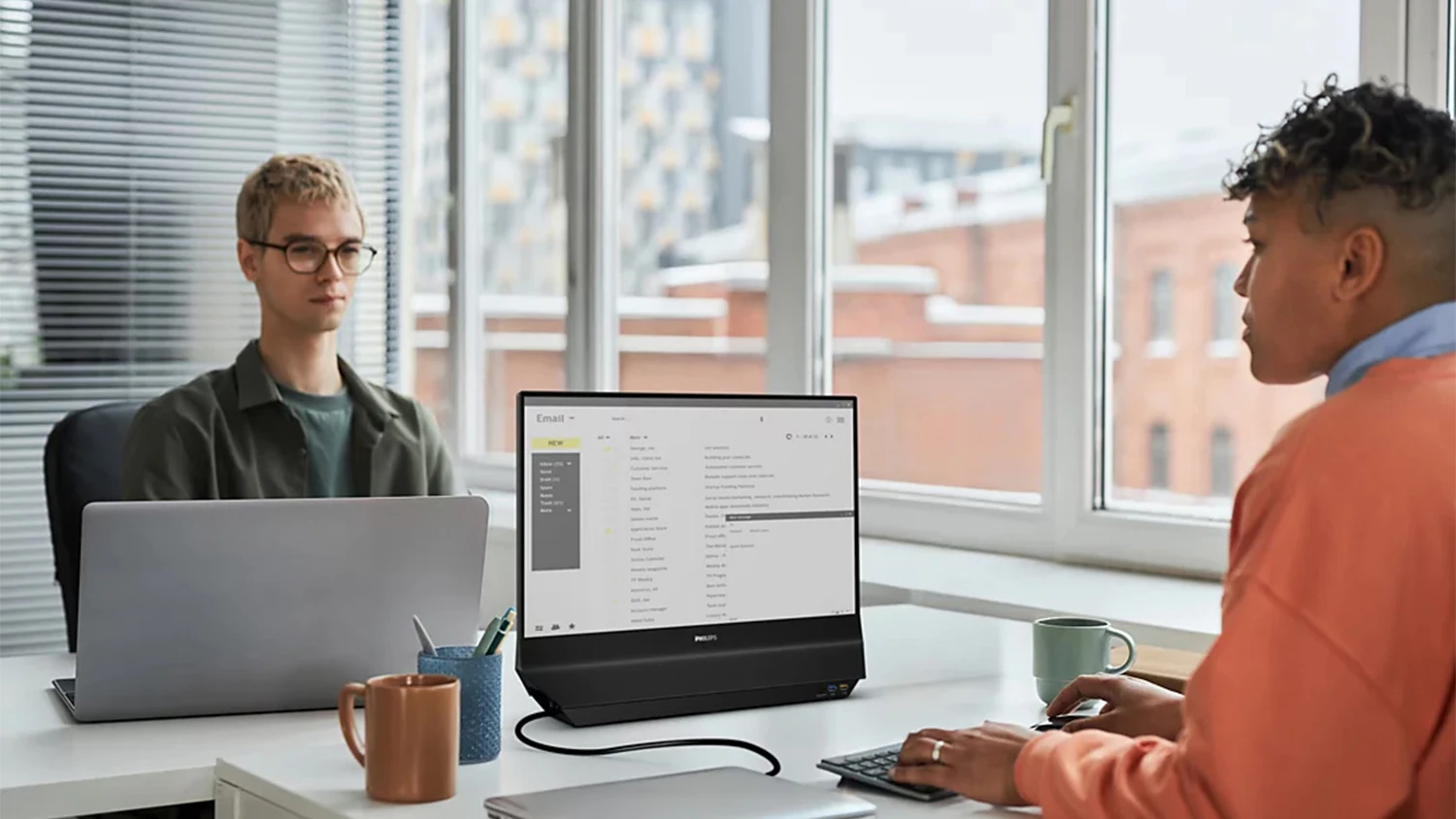 Kolegov&eacute; v pr&aacute;ci sd&iacute;lej&iacute;c&iacute; monitor Philips 24B2D5300
