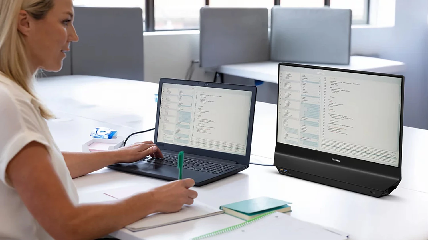 Žena pracuj&iacute;c&iacute; na poč&iacute;tači s monitorem Philips 24B2D5300