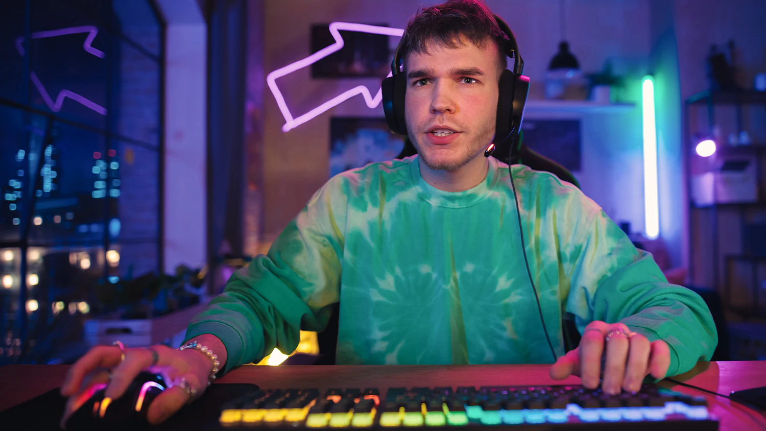 Muž sed&iacute;c&iacute; před poč&iacute;tačem