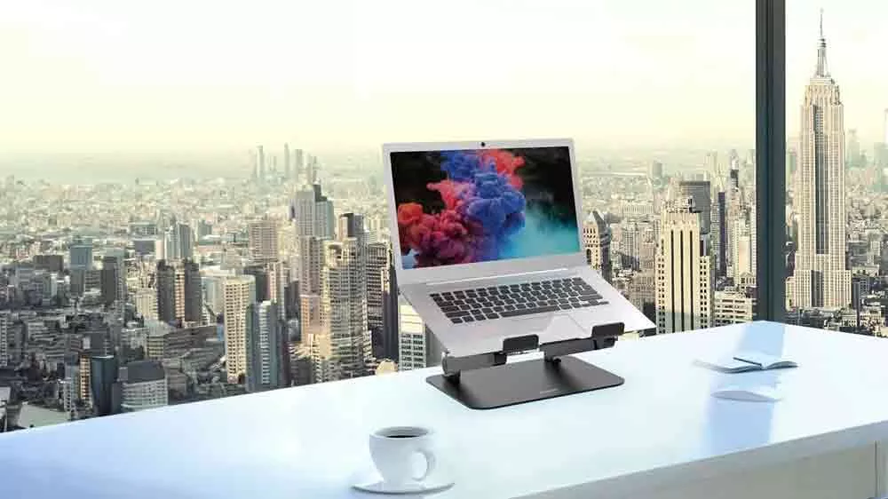 Notebook na stojanu PORT CONNECT na stole pred oknom_02