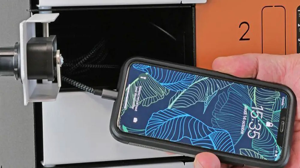Dobíjení mobilu v nabíjecí stanici Port Designs Tabisafe S30 USB-C_02