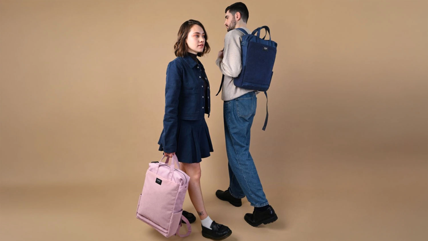 Dvaja ľudia maj&uacute; batoh na notebook Port Designs MILANO II Backbag