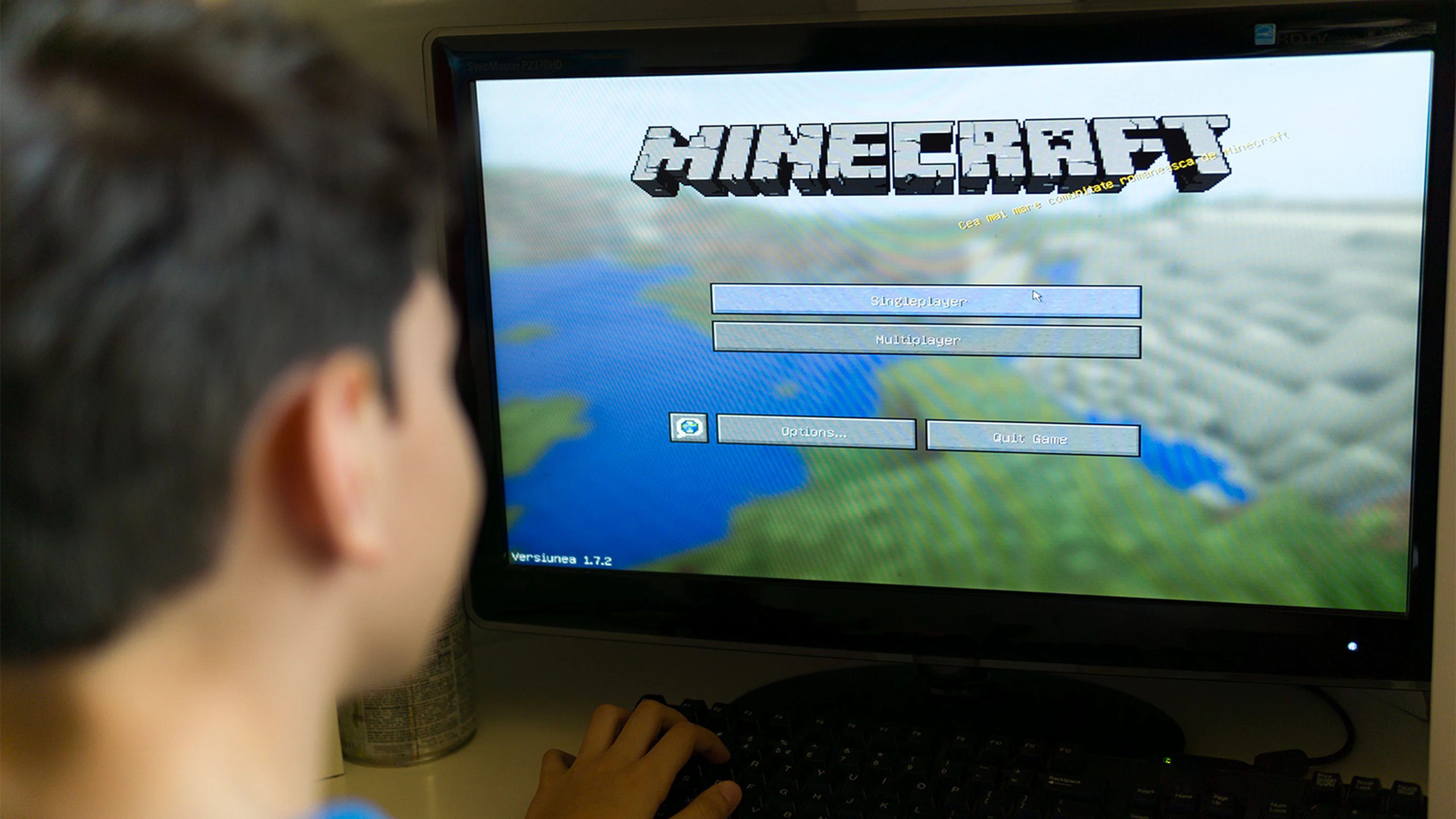 Chlapec hraj&uacute;ci Minecraft na poč&iacute;tači