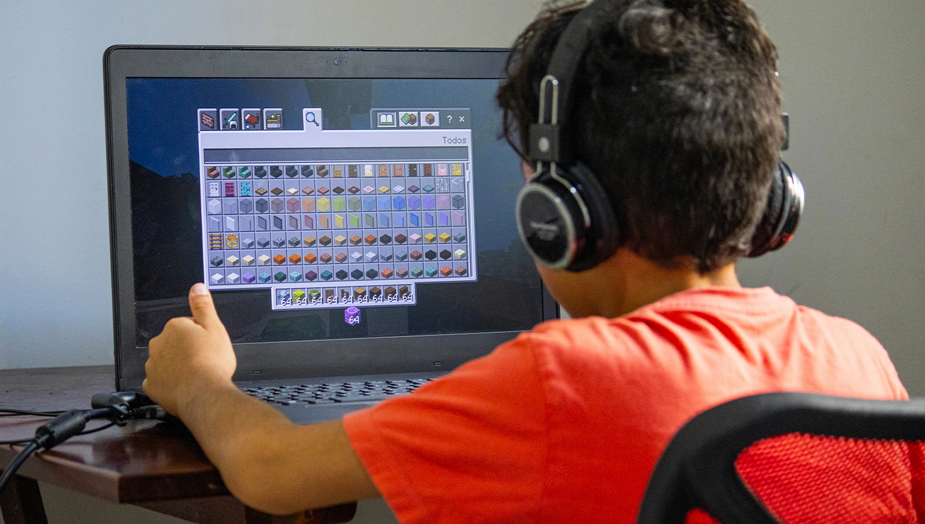 Chlapec hraj&uacute;ci Minecraft na notebooku