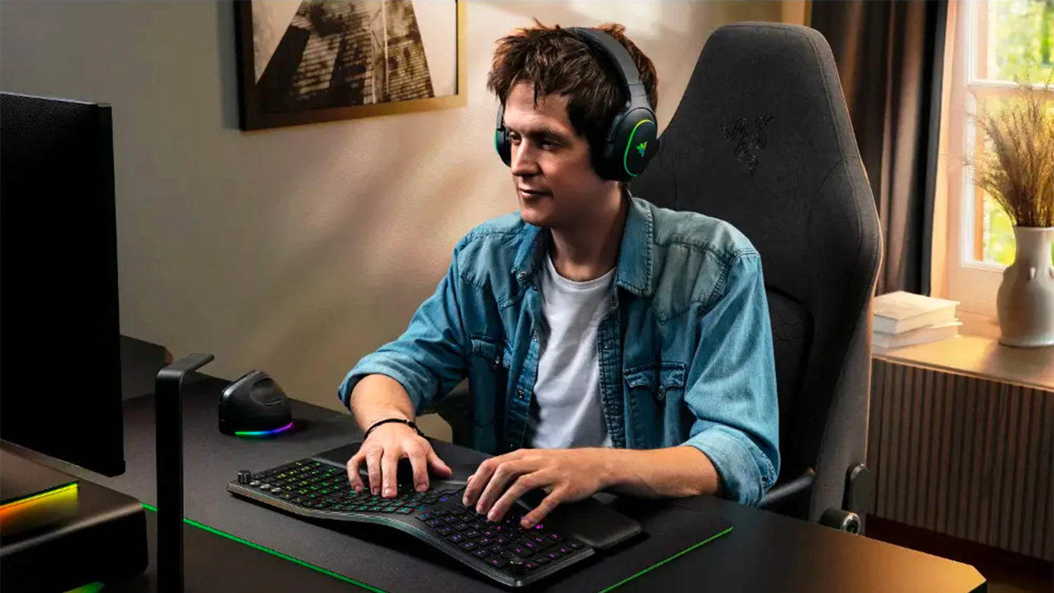 Muž píše na klávesnici Razer Pro Type Ergo US