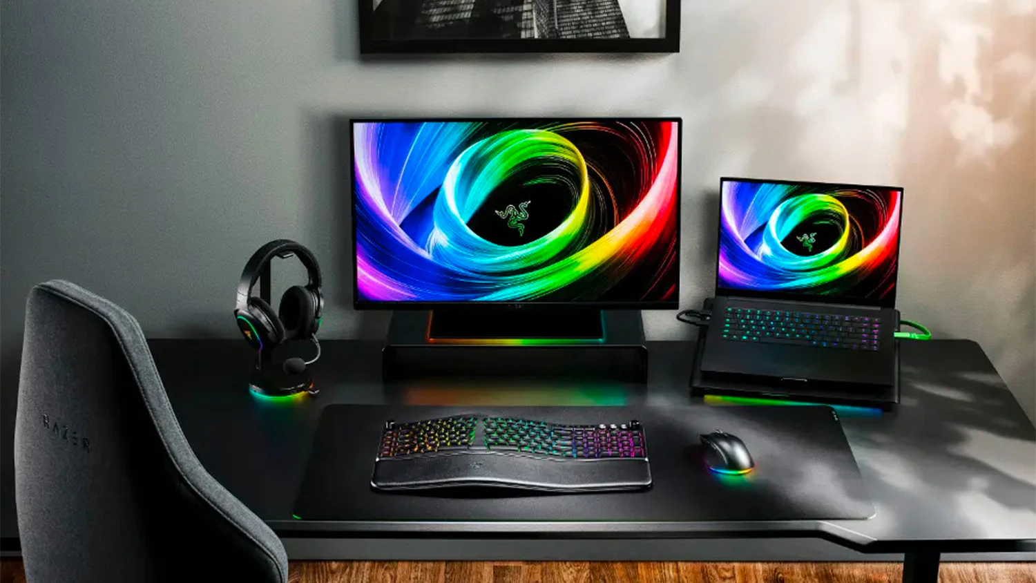 Klávesnice Razer Pro Type Ergo US na stole s monitorem a notebookem