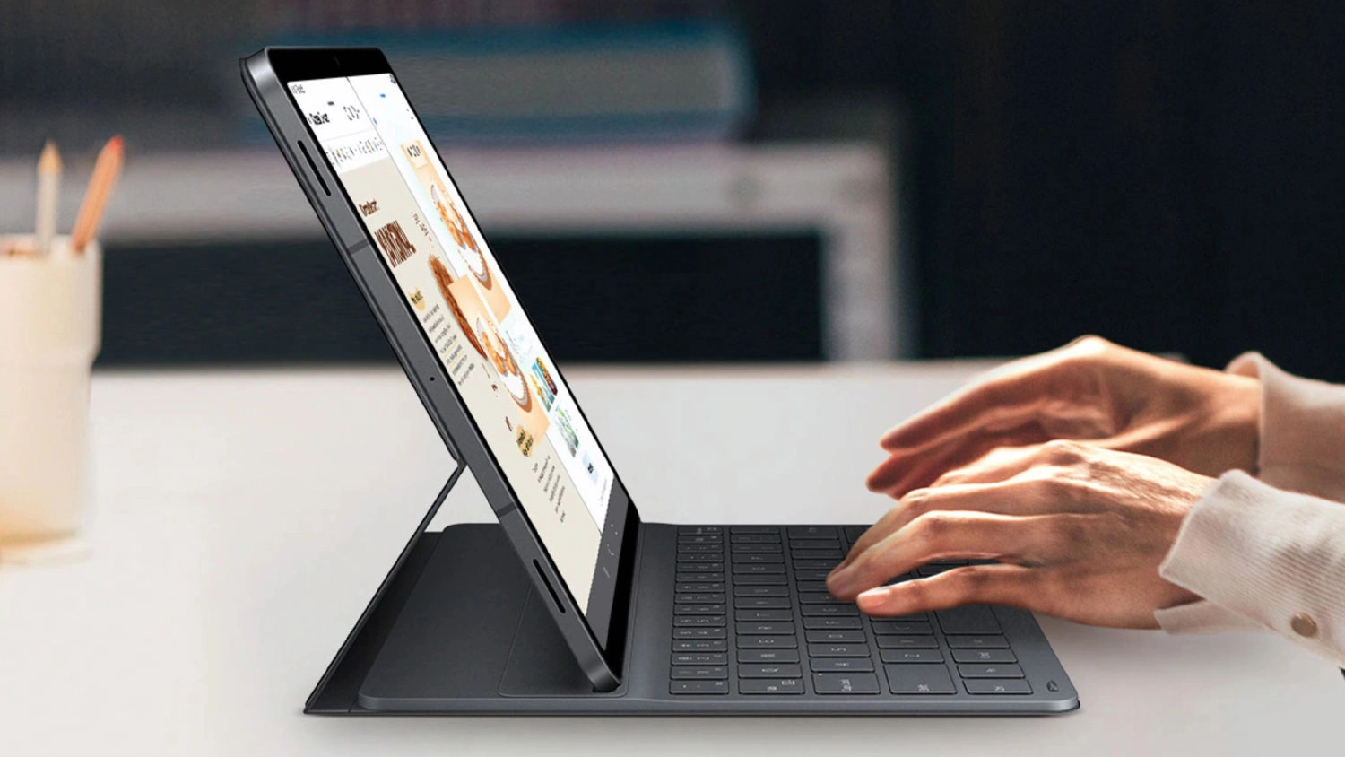 Žena p&iacute;&scaron;&iacute;c&iacute; na kl&aacute;vesnici k tabletu Samsung BookCover Slim Tab S11 Ultra.