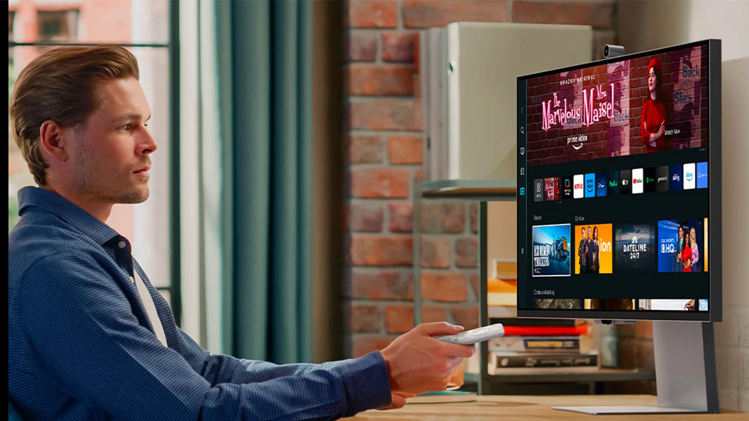 Muž použ&iacute;vaj&iacute;c&iacute; aplikaci Smart TV