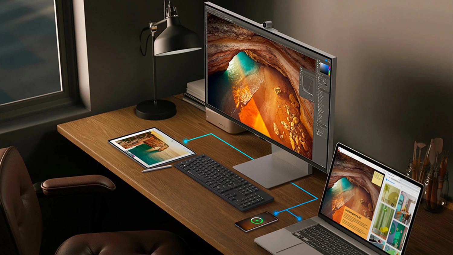 Monitor Samsung ViewFinity S90PC 5K připojen&yacute; k notebooku, tabletu a telefonu