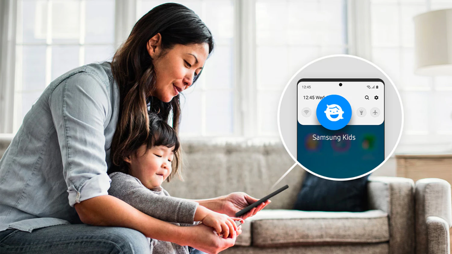 Žena sleduje režim Samsung Kids na svém smarthphonu