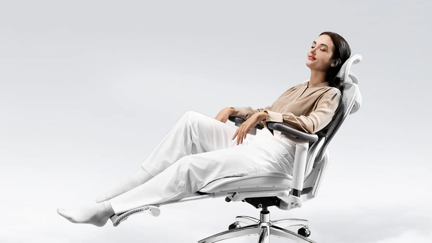 Žena relaxujúca na stoličke Sihoo Doro C300L