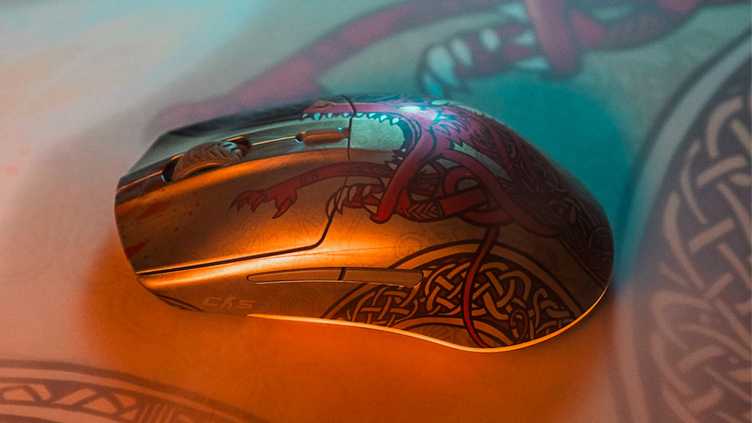 Bezdrôtová herná myš SteelSeries CS2 Dragon Lore Edition na podložke