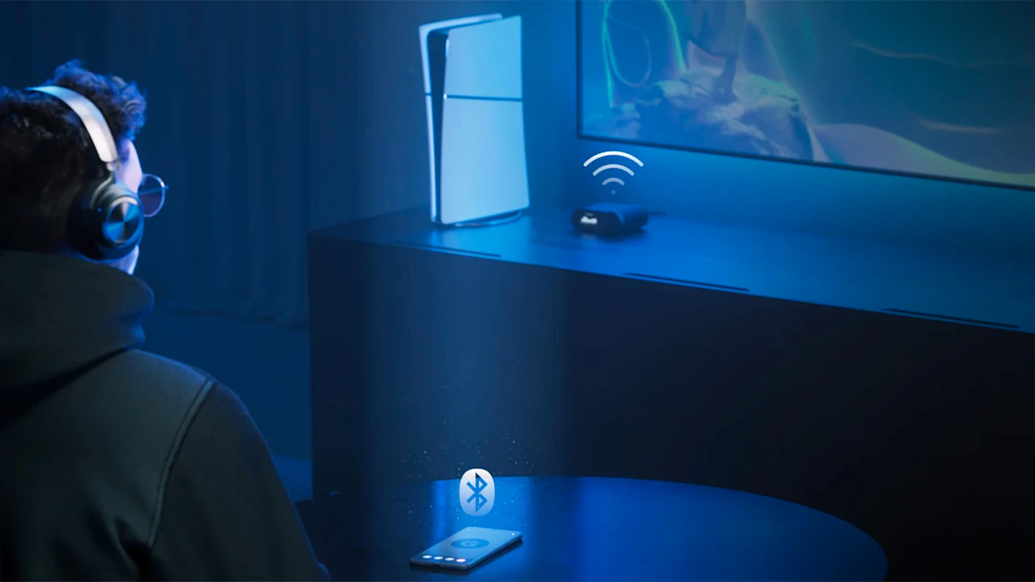 Muž hrajúci na konzole so slúchadlami SteelSeries Arctis Nova Pro Wireless