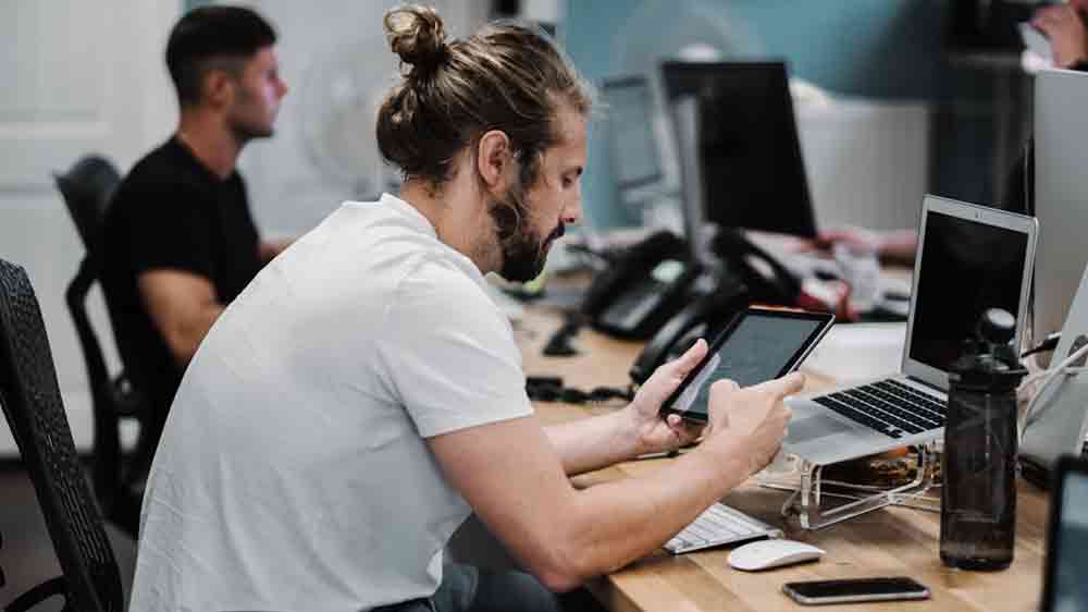 Človek v kancel&aacute;rii s tabletom_03