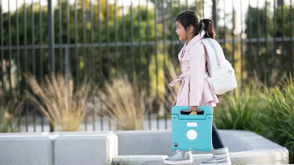 Děvče nesoucí pouzdro Targus Kids_03