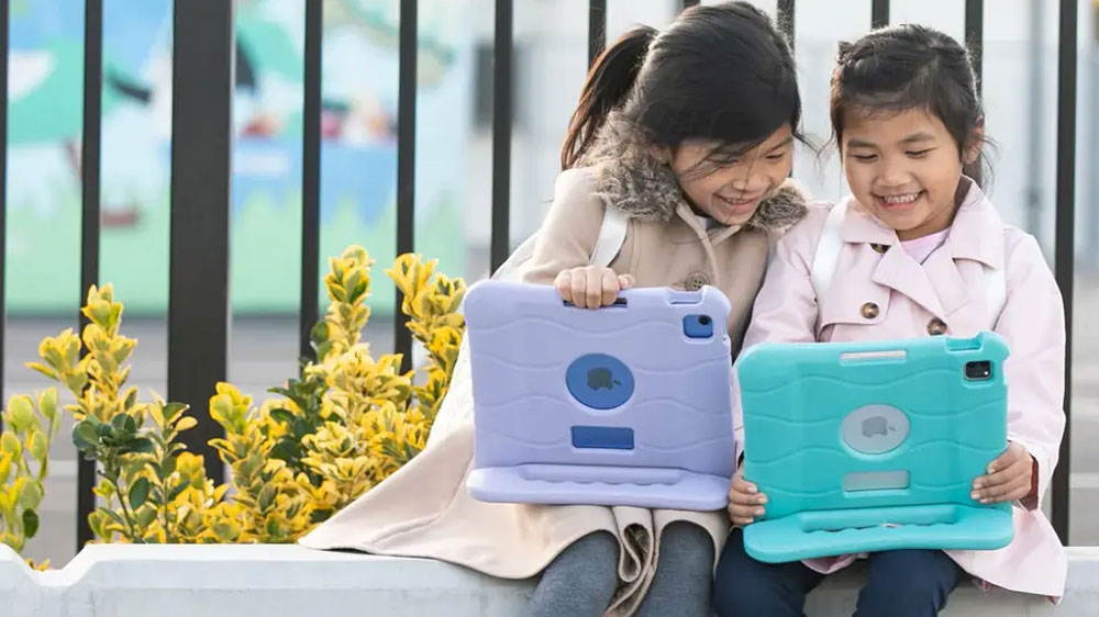 Děti sedící s pouzdry Targus Kids_03