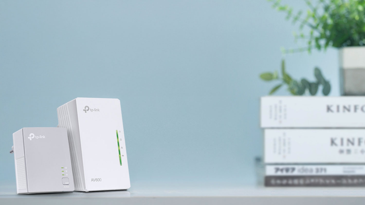 Powerline sada TP-Link TL-WPA4220 KIT položená na komodě