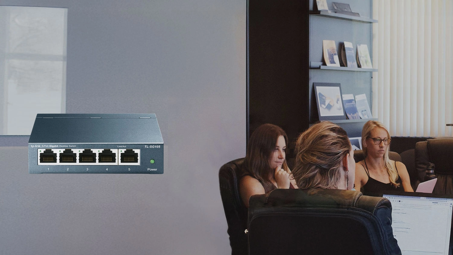 Switch Tp-Link TL-SG105 5× mini a lidé pracující na počítači