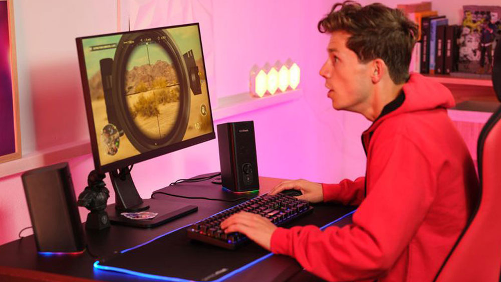 Muž u počítače s připojenými reproduktory_02