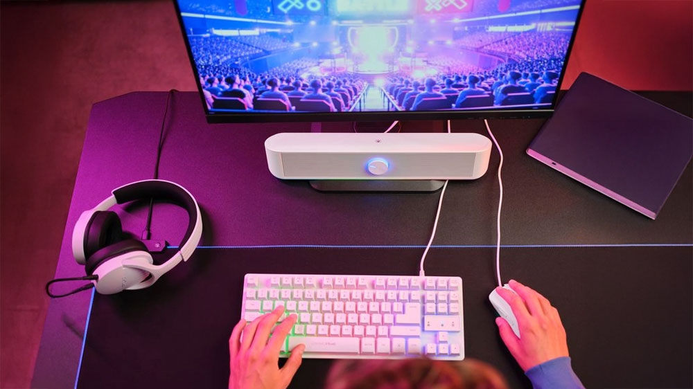 Muž u počítaše hraje hry s připojenými reproduktory_02