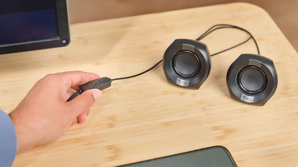 Muž ovládá repráky_02