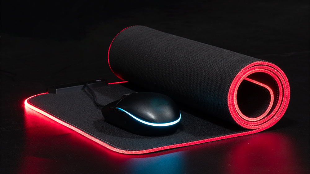 Čiastočne zrolovaná podsvietená podložka pod myš_03