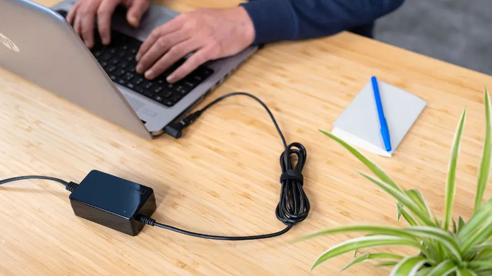 Napájecí adaptér Trust Maxo 90W Acer připojený k notebooku_02