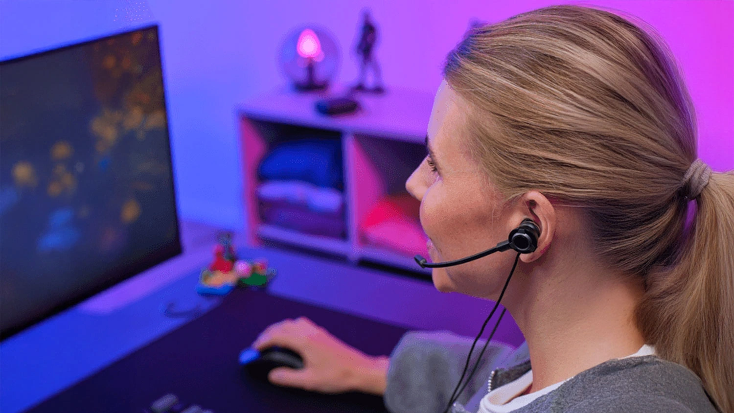 Žena má v ušiach herné slúchadlá TRUST GXT 406 Pine Multiplatform
