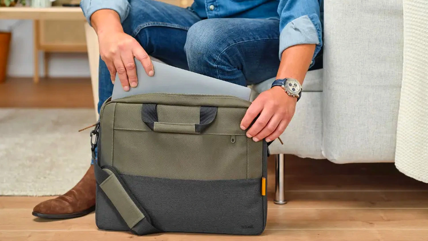 Muž ukládá notebook do tašky Trust Lisboa Laptop Bag