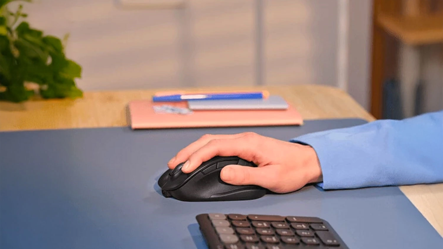 Ruka drž&iacute; my&scaron; Trust Fyda Multi-device