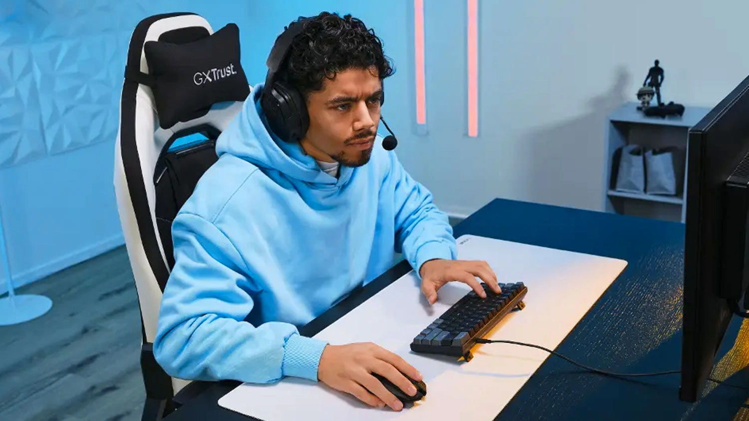 Muž hrá na PC hry pomocou myši Trust GXT 122 Felox + Illuminated
