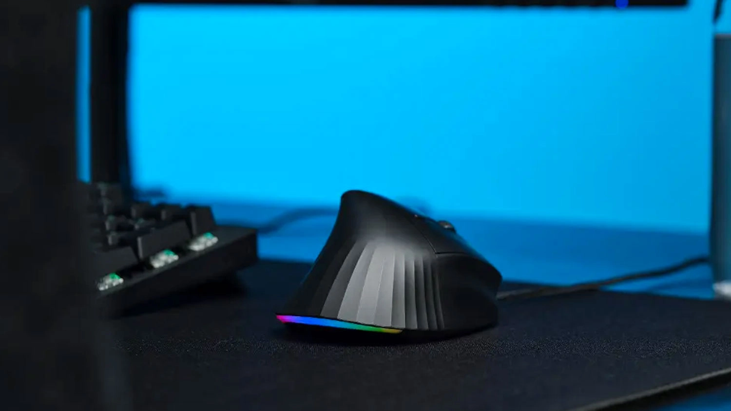 PC myš Trust GXT 145 Rexxa Illuminated na stole vedľa klávesnice