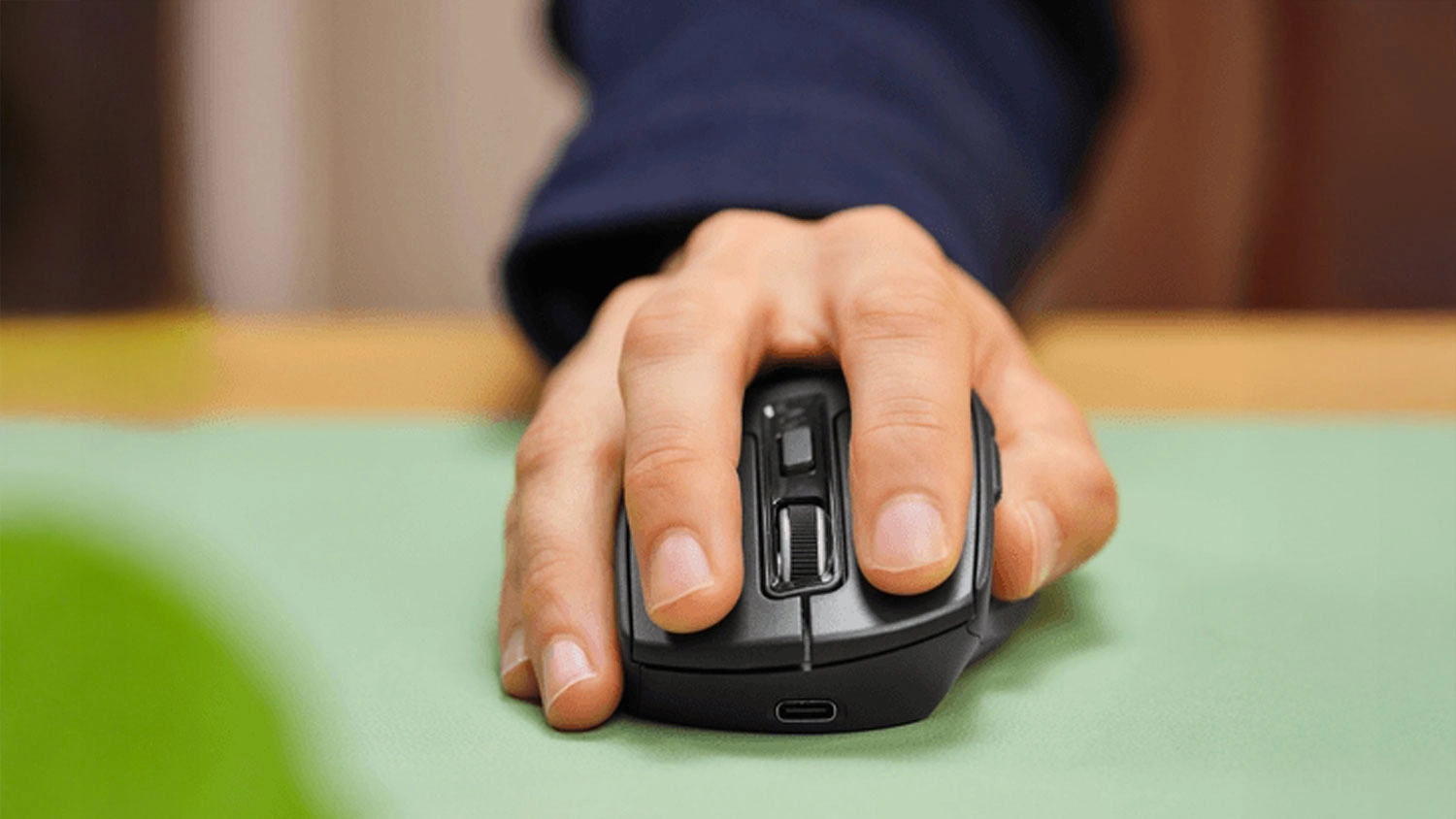 Ruka drží PC myš Trust Niven Comfortable predný pohľad
